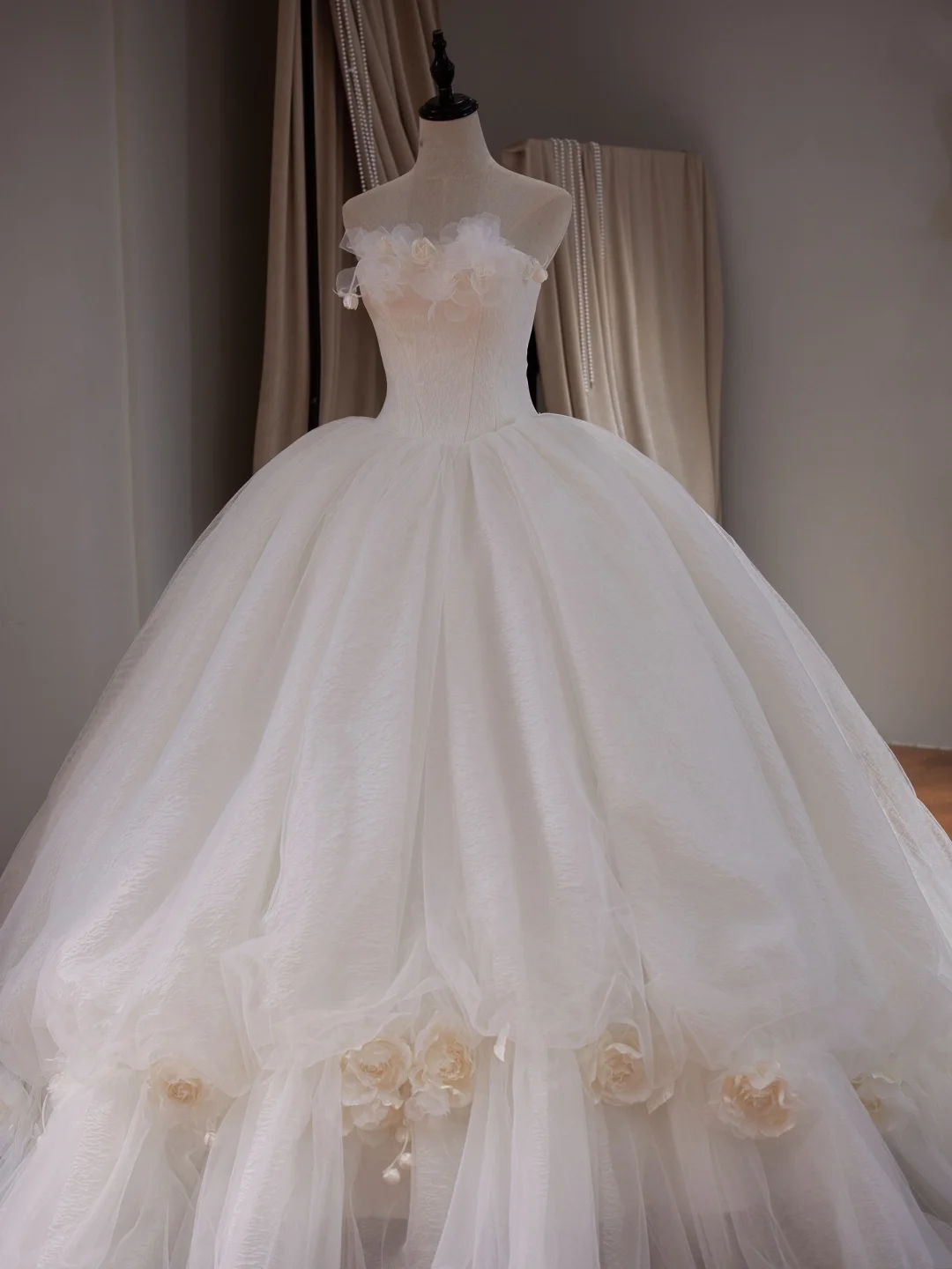 Princess Ball Gown Strapless Sleeveless Fitted Corset Tulle Wedding Dress Bride Gowns White Wedding Dresses RB2026