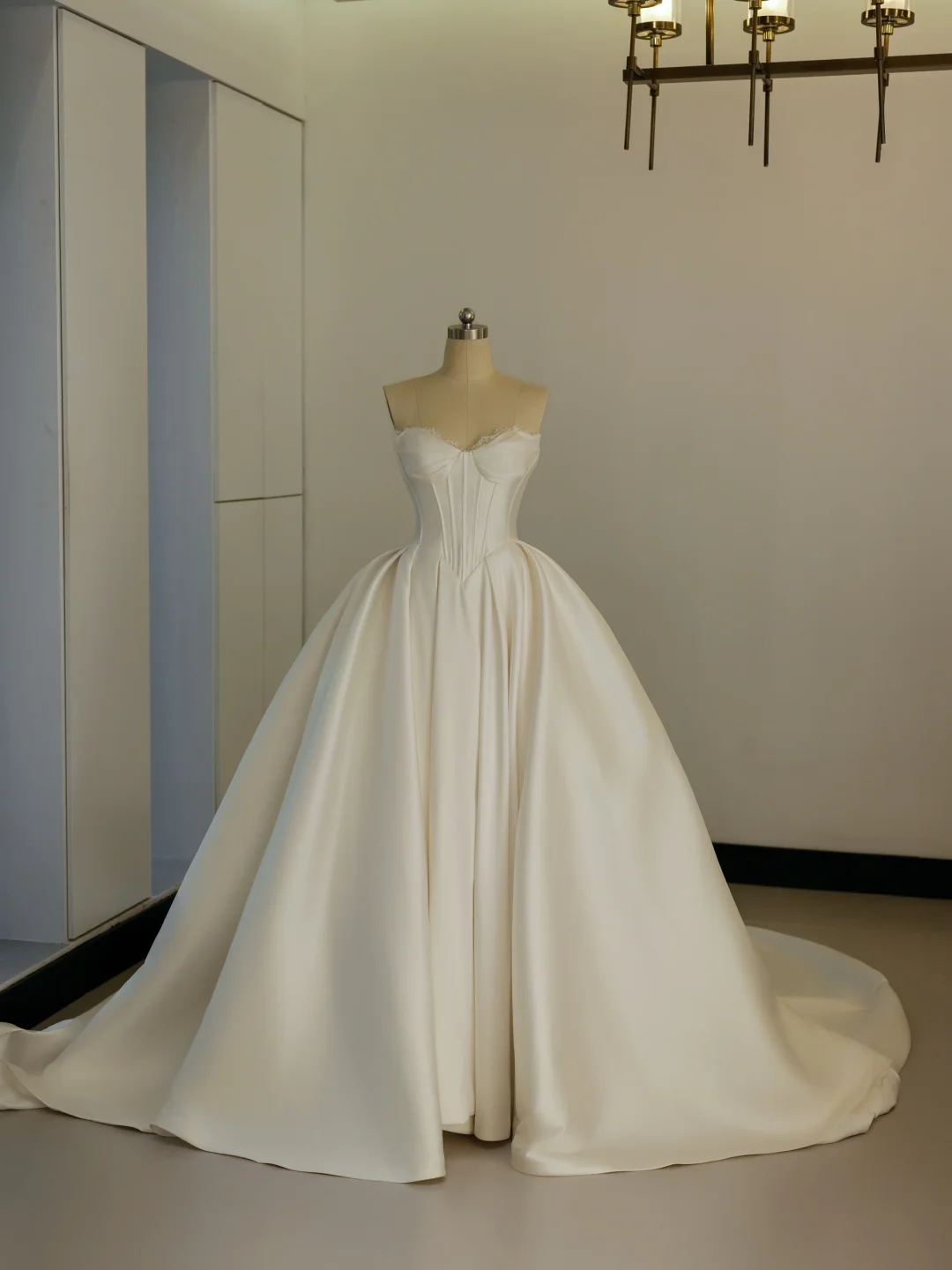 Princess Ball Gown Sweetheart Sleeveless Satin Fitted Corset Long Wedding Dress Bride Gowns White Wedding Dresses RB2030