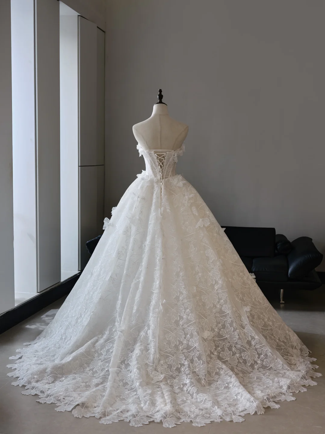 Princess Ball Gown Strapless Sleeveless Lace Fitted Corset Long Wedding Dress Bride Gowns White Wedding Dresses RB2018