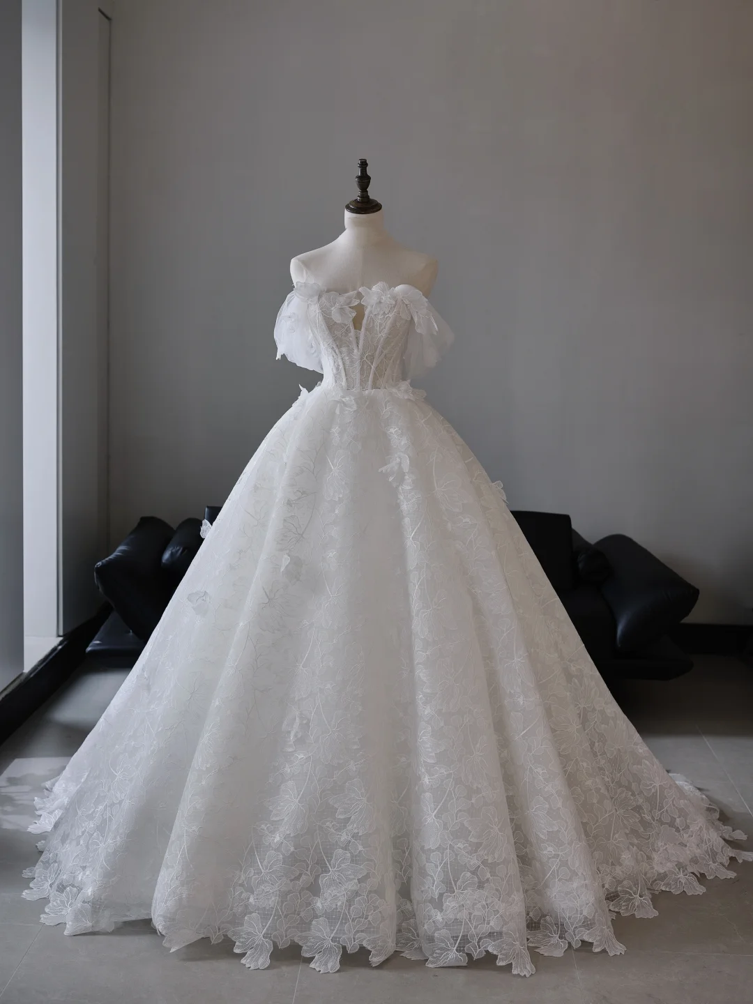 Princess Ball Gown Strapless Sleeveless Lace Fitted Corset Long Wedding Dress Bride Gowns White Wedding Dresses RB2018