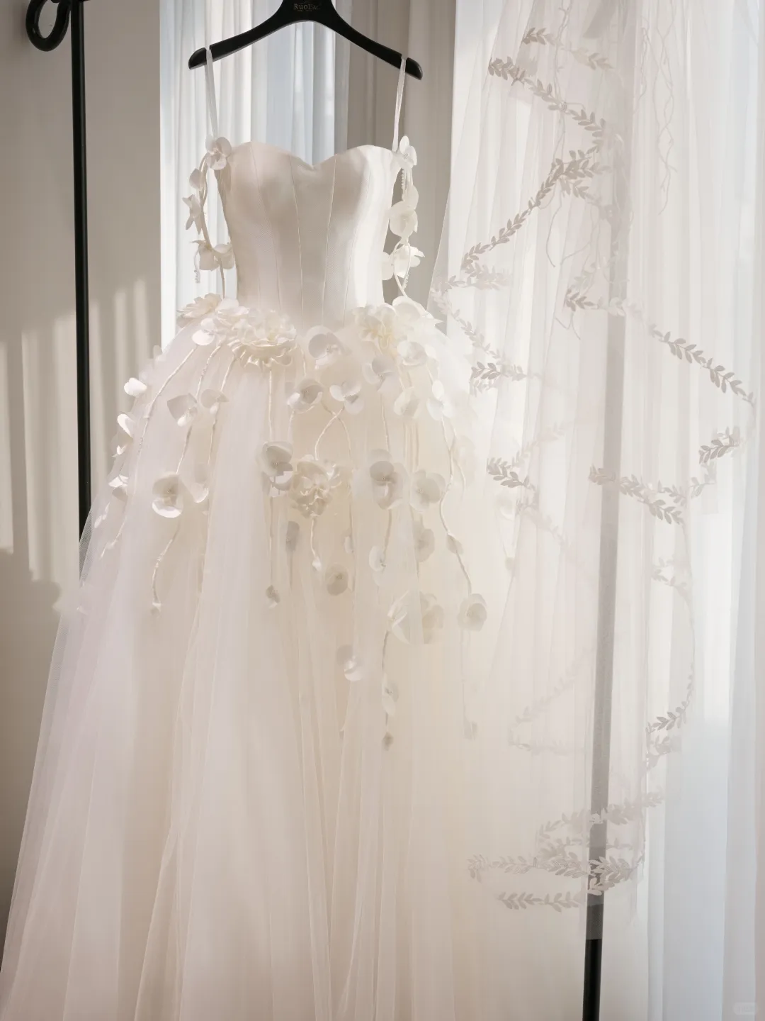 Timeless Ball Gown Spaghetti Strap Sleeveless Tulle Fitted Corset Long Wedding Dress Bride Gowns White Wedding Dresses RB2037