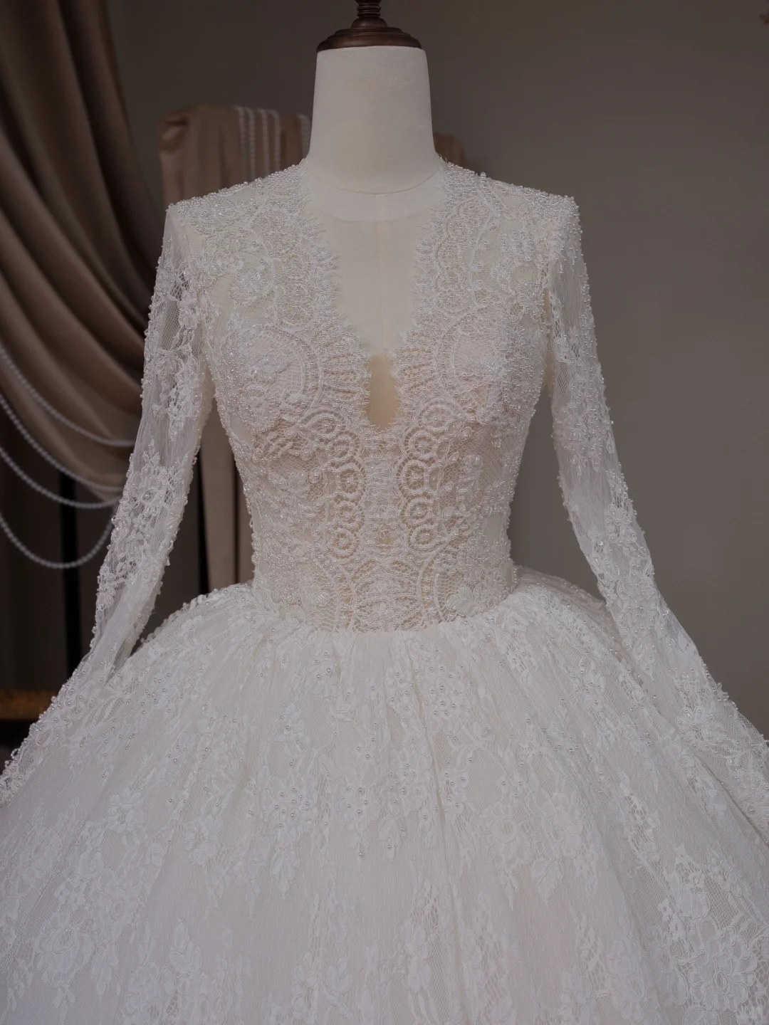 Simple Ball Gown V Neck Long Sleeve Lace Fitted Corset Long Wedding Dress Bride Gowns White Wedding Dresses RB2039