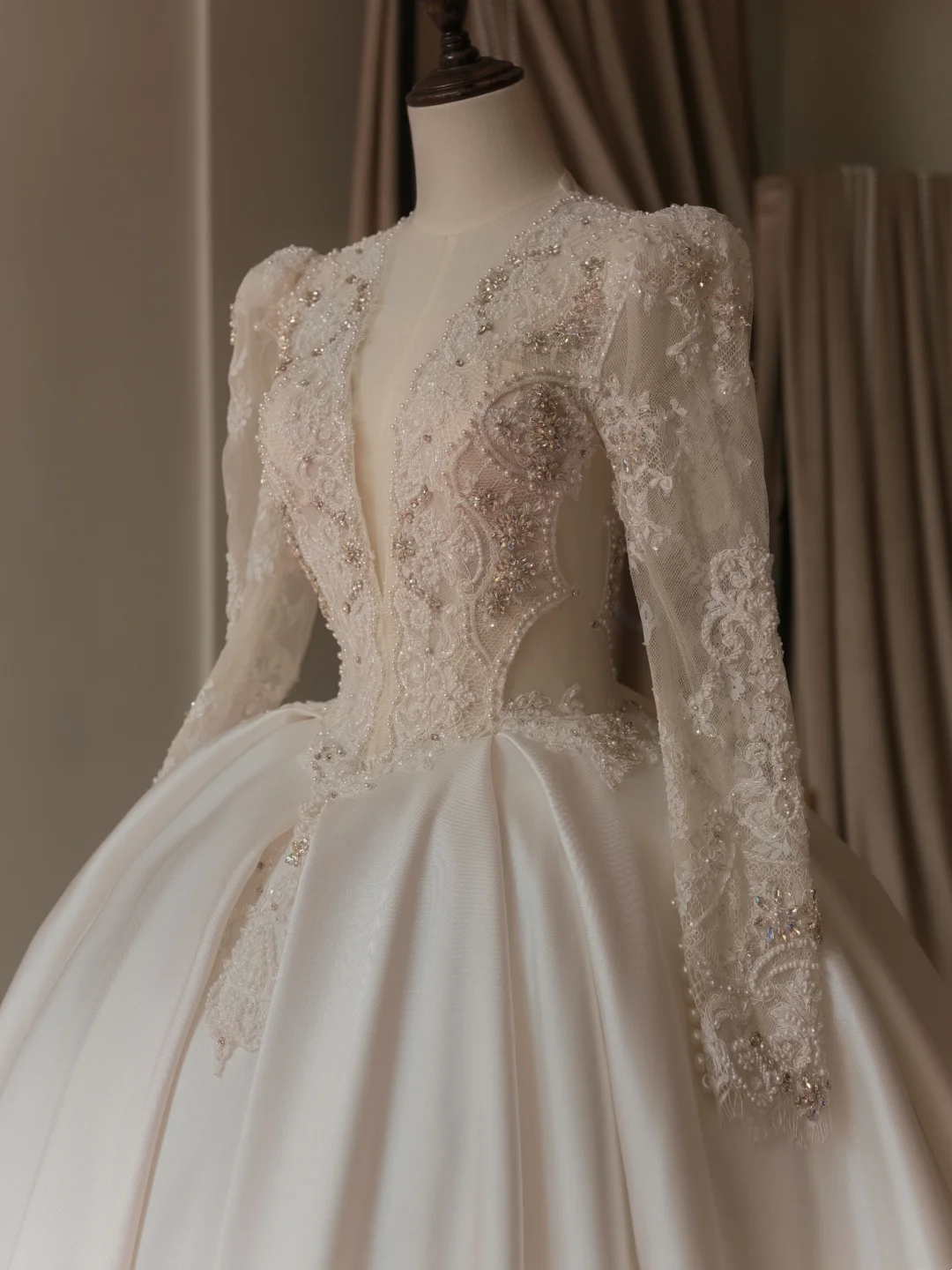 Unique Ball Gown V Neck Long Sleeve Lace Fitted Corset Long Wedding Dress Bride Gowns White Wedding Dresses RB2040