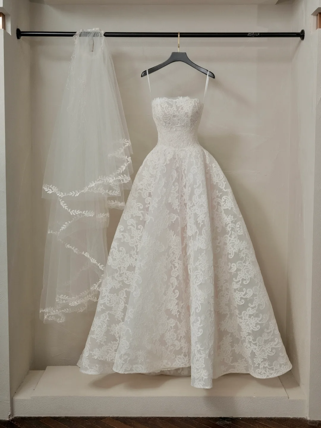 Ethereal Ball Gown Strapless Sleeveless Lace Fitted Corset Long Wedding Dress Bride Gowns Lace Wedding Dresses RB2050