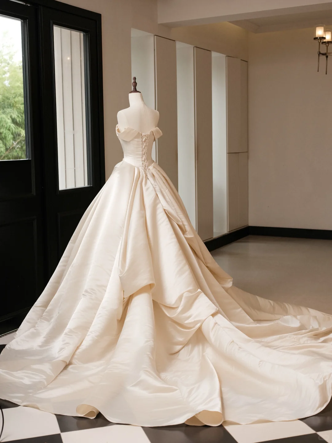 Fancy Ball Gown Strapless Fitted Corset Ruffles Satin Wedding Dress Bride Gowns Wedding Dresses RB2061