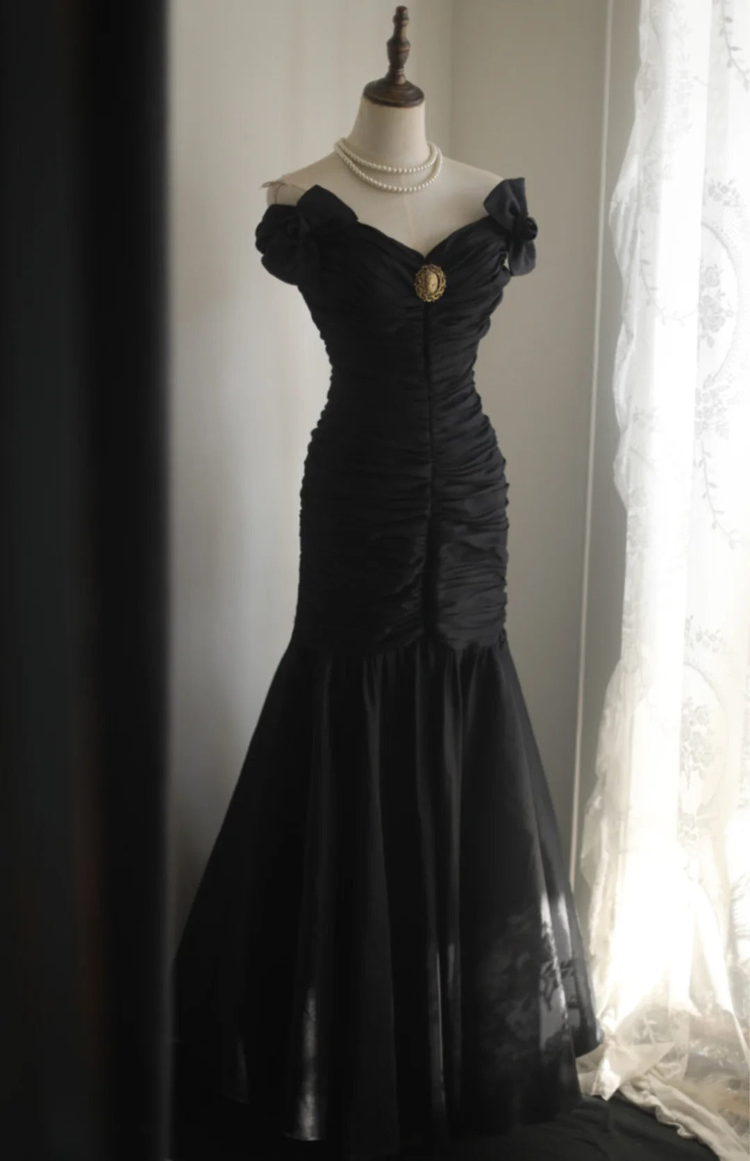 Classic Black Off Shoulder Tulle Mermaid Long Prom Dresses Formal Evening Dress with Pleats RF0396