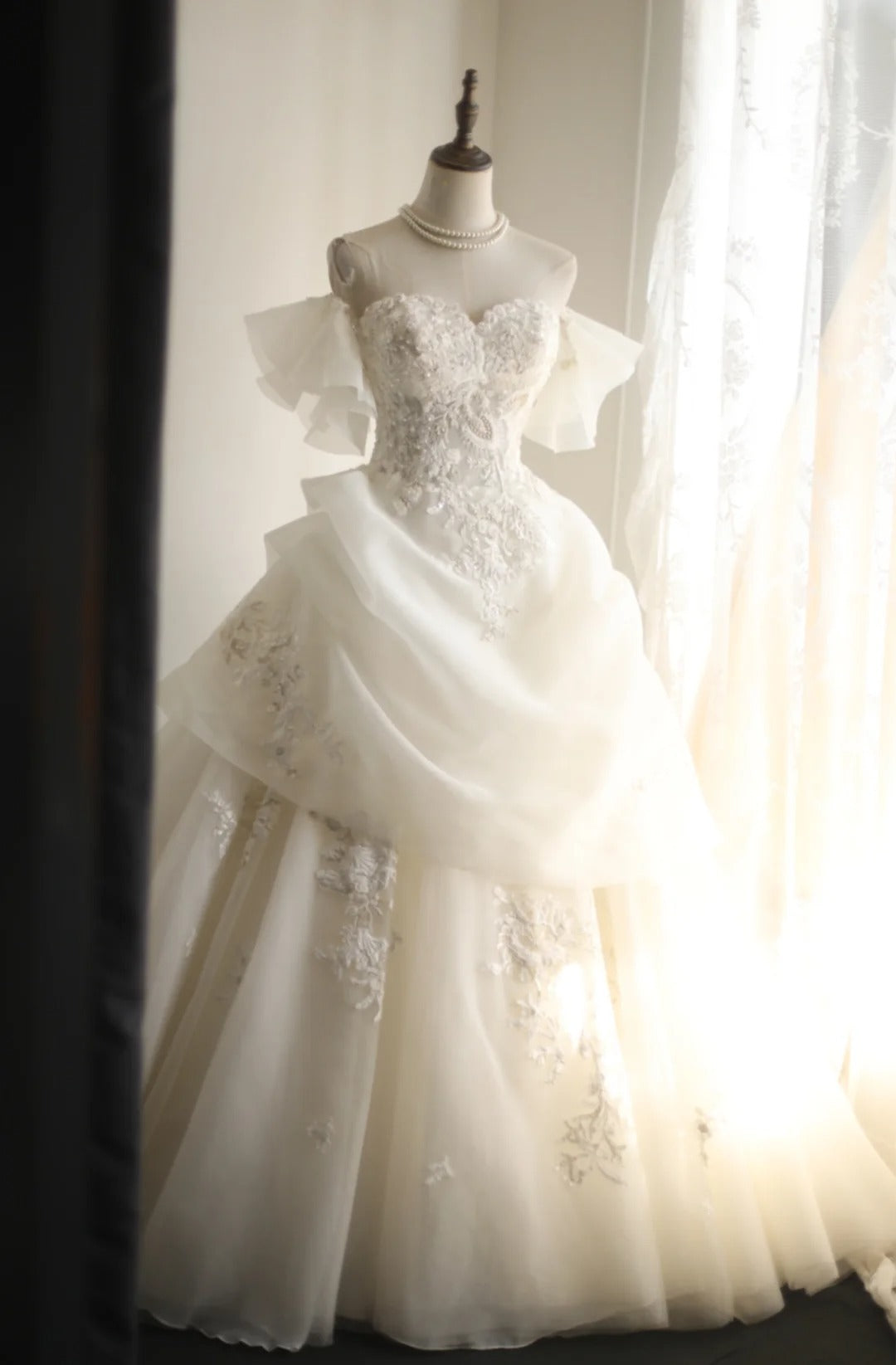 Sweet White Off-the-shoulder Tulle A-Line Lace Applique Long Wedding DressRF0412