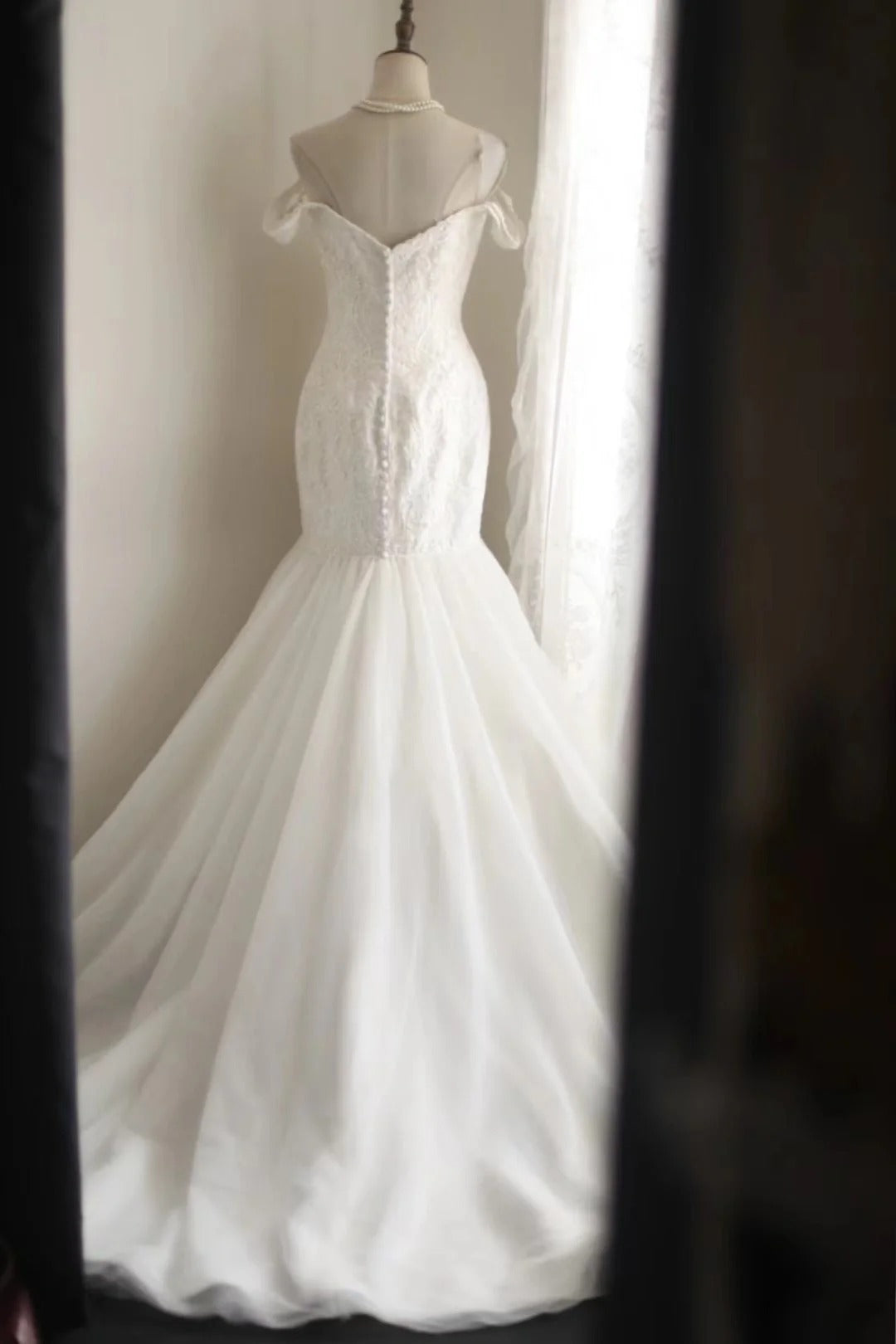 Elegant White Mermaid Off-the-shoulder Tulle Lace Applique Wedding Dress RF0415