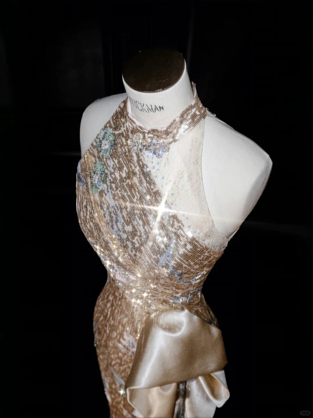 Elegant Halter Neck Deep Champagne Sheath Prom Dresses Sequin Satin Formal Evening Gowns RF0504