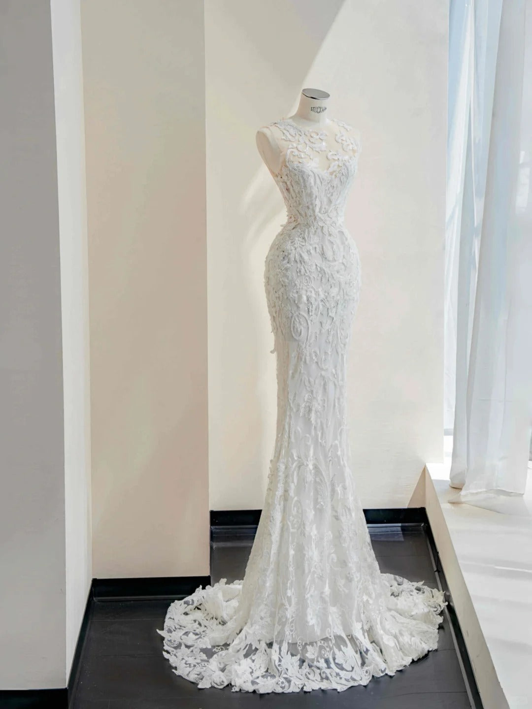 Elegant White Scoop Neck Tulle Embroidered Applique Beaded Mermaid Train Wedding DressRF0514
