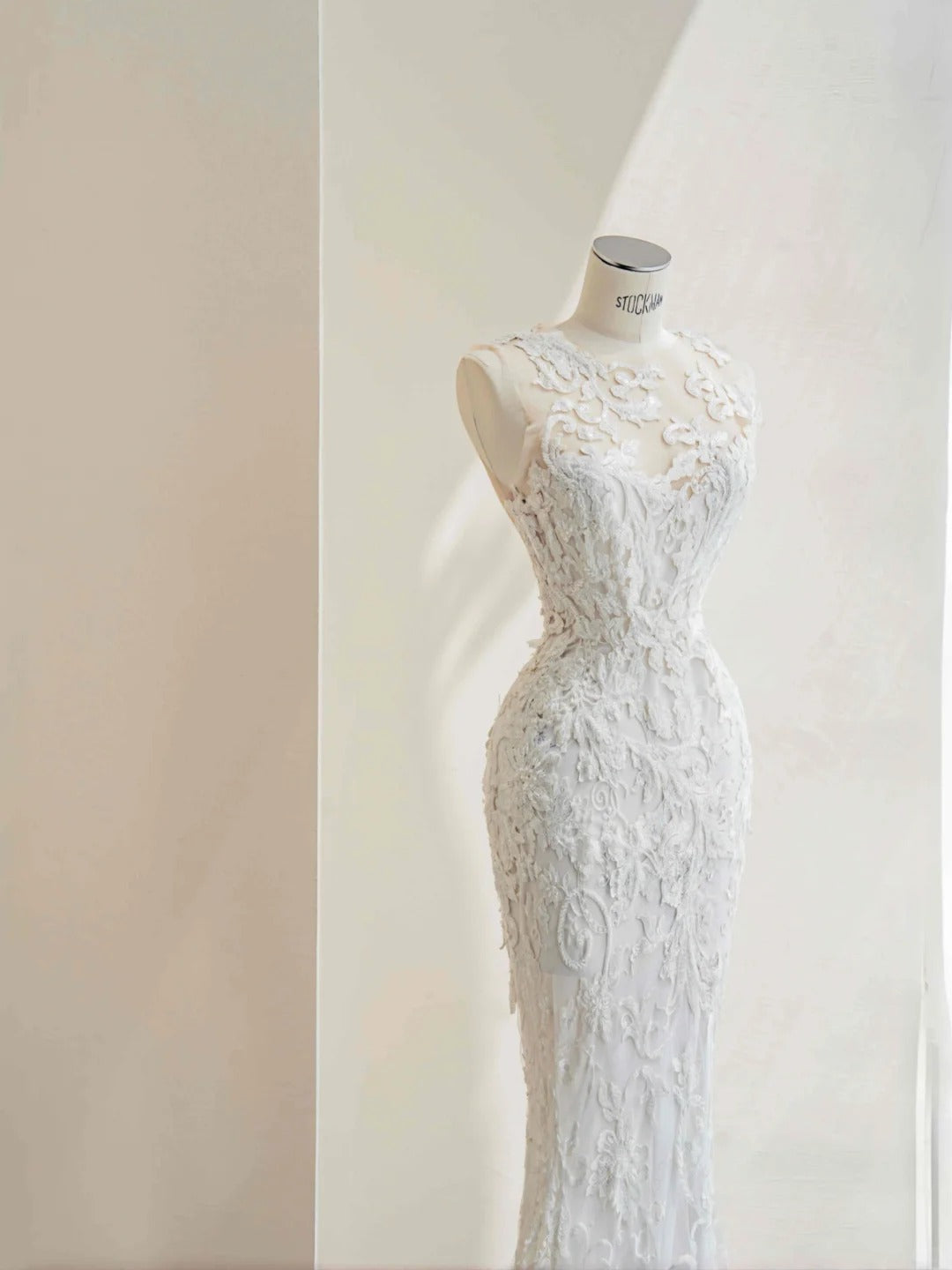 Elegant White Scoop Neck Tulle Embroidered Applique Beaded Mermaid Train Wedding DressRF0514
