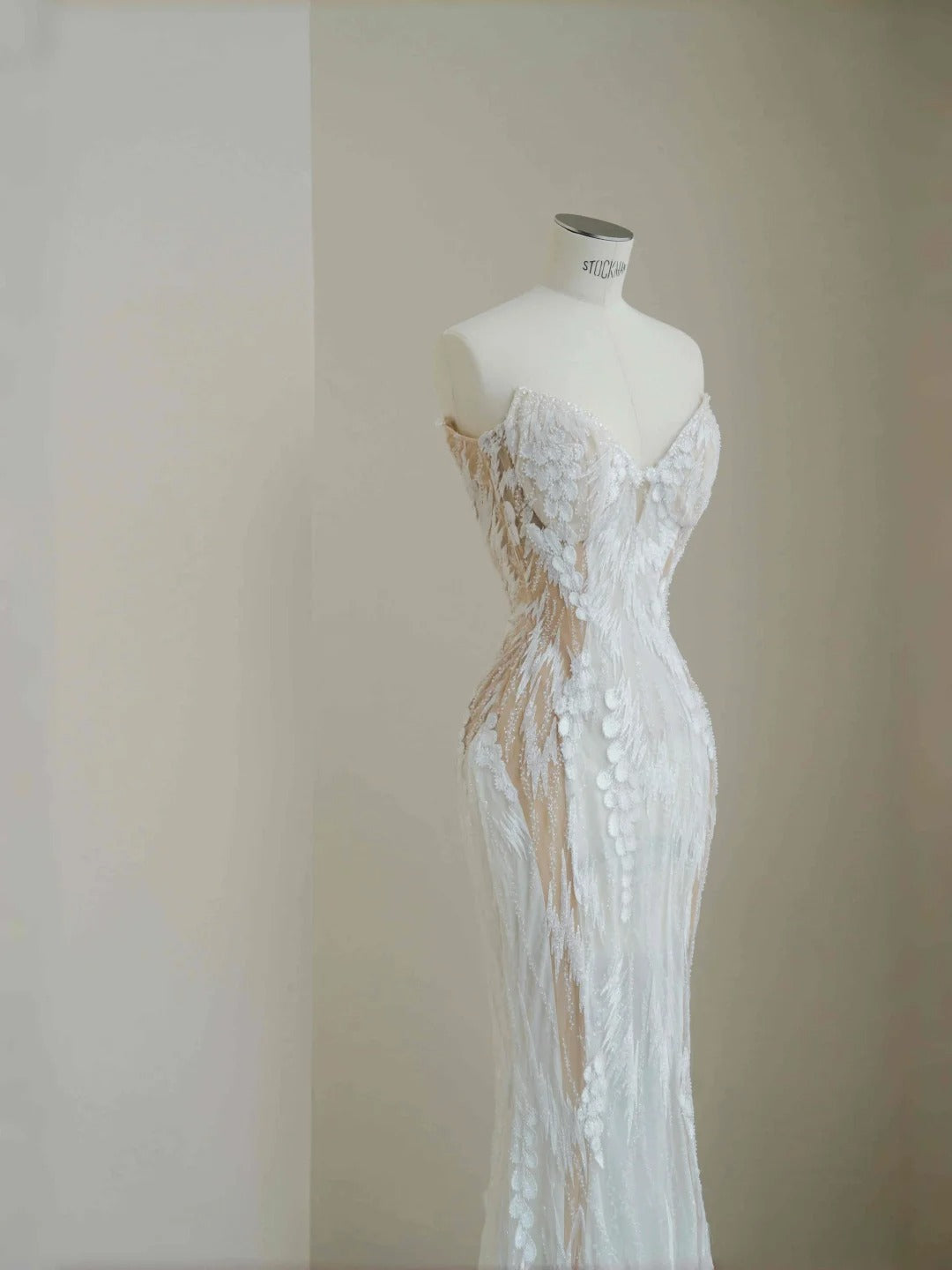 Elegant White Strapless Tulle Beaded Mermaid Wedding Dress with Appliques RF0516