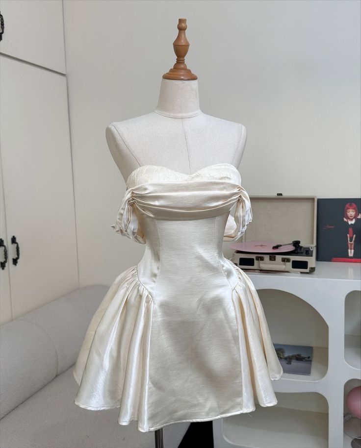 Eye-catching Ball Gown Off The Shoulder Ivory Satin Semi-formal 12th Grad Short Inspo Homecoming Dresses RB4573