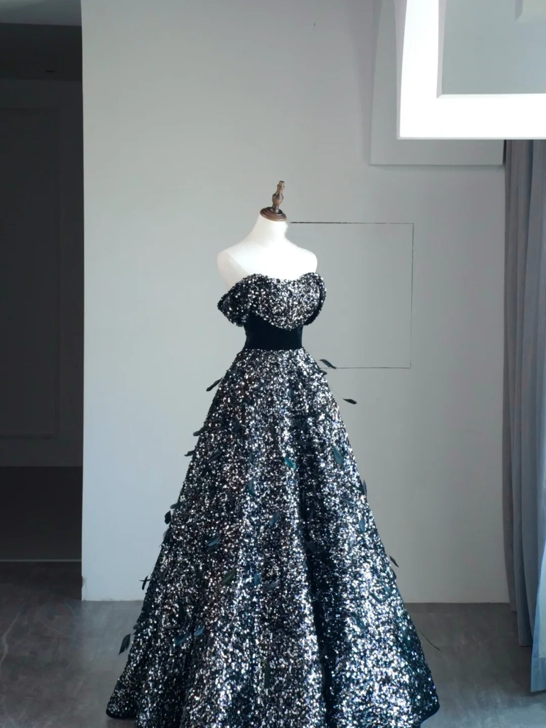 Ball Gown Strapless Black Sleeveless With Feathers Women's Dress Long Quinceanera Dresses Sweet 16 Quince Dress N1174