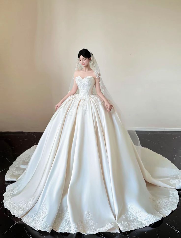 Timeless Ball Gown Sweetheart Neckline Lace White Fitted Corset Bride Gown Long Wedding Dresses AB293