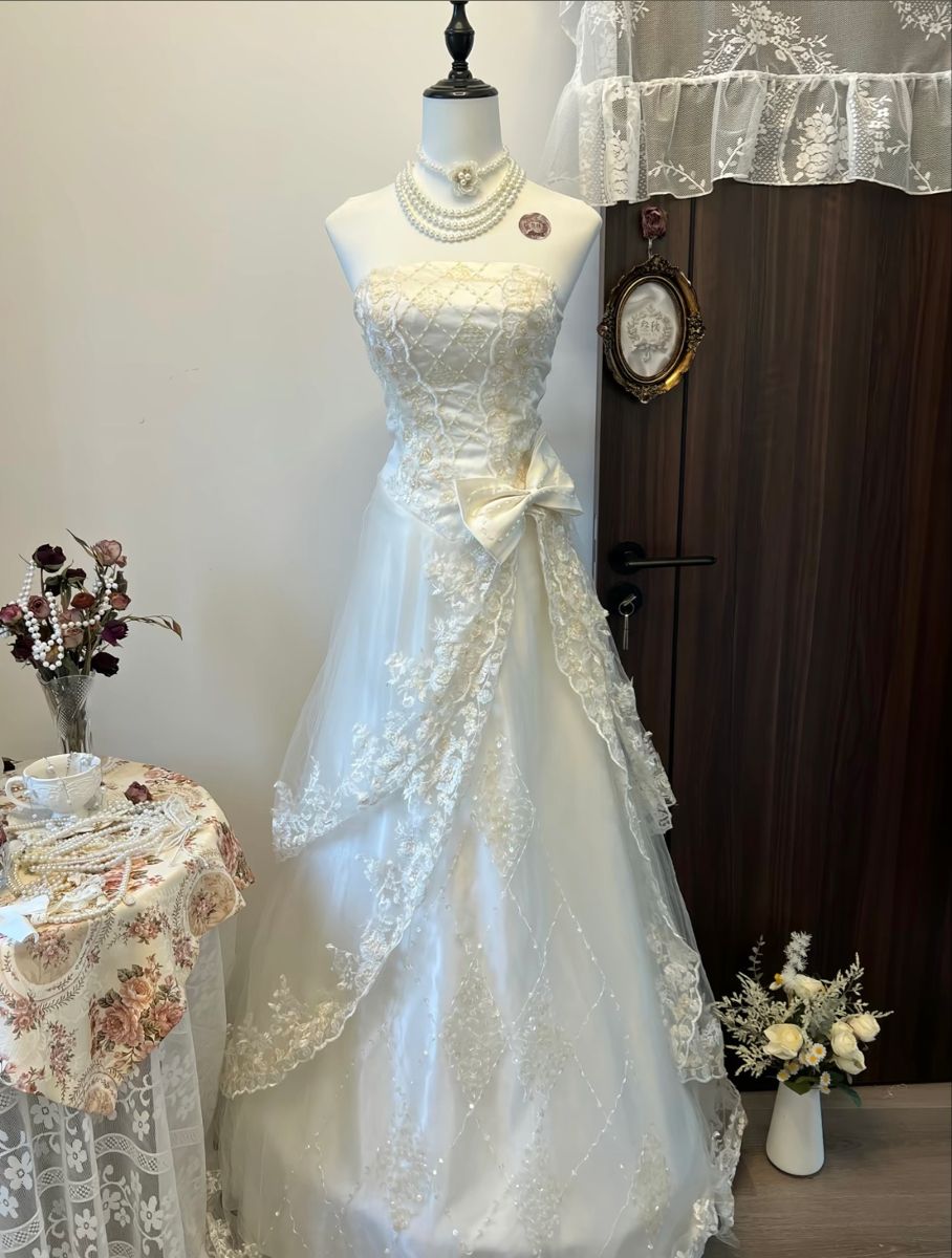 Charming Women's Ball Gown Strapless Sleeveless White Tulle Pleated Long Wedding Dresses AB1494