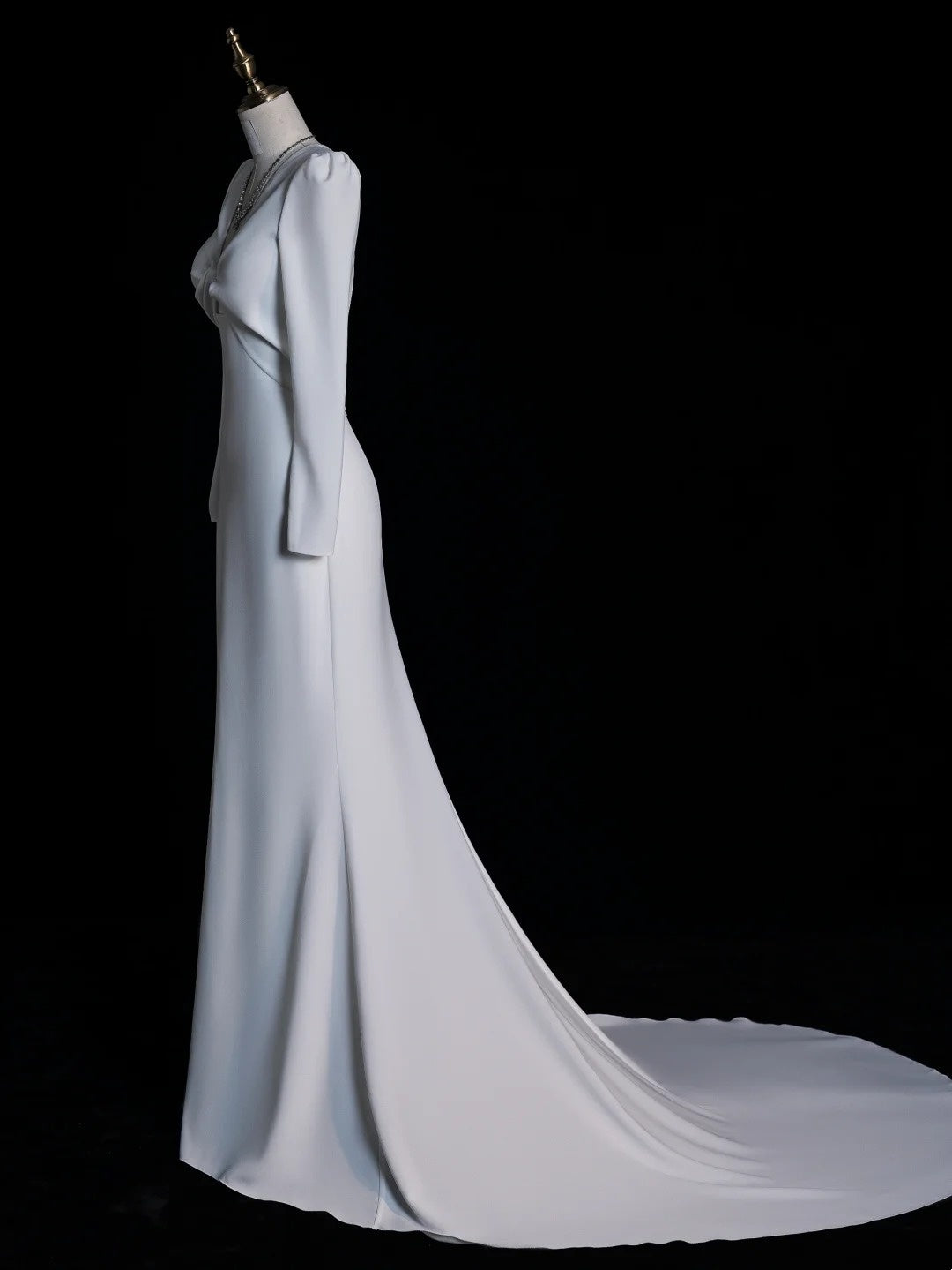 Simple Mermaid V Neckline Satin Long Sleeves White Satin Wedding Dress Fairytale Autumn Bridal Dresses N549