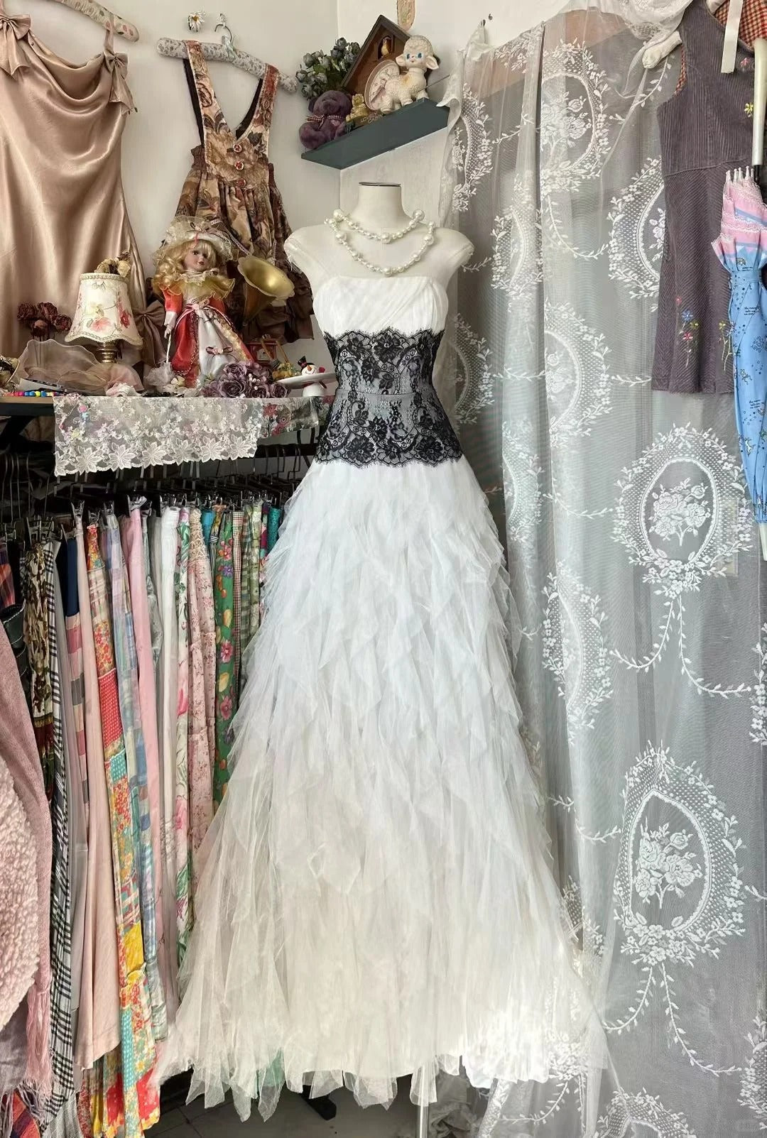 Modest Ball Gown Strapless White Tulle With Black Lace Long Prom Dresses Party Dress 21st Birthday Outfits Graduation Gown N837