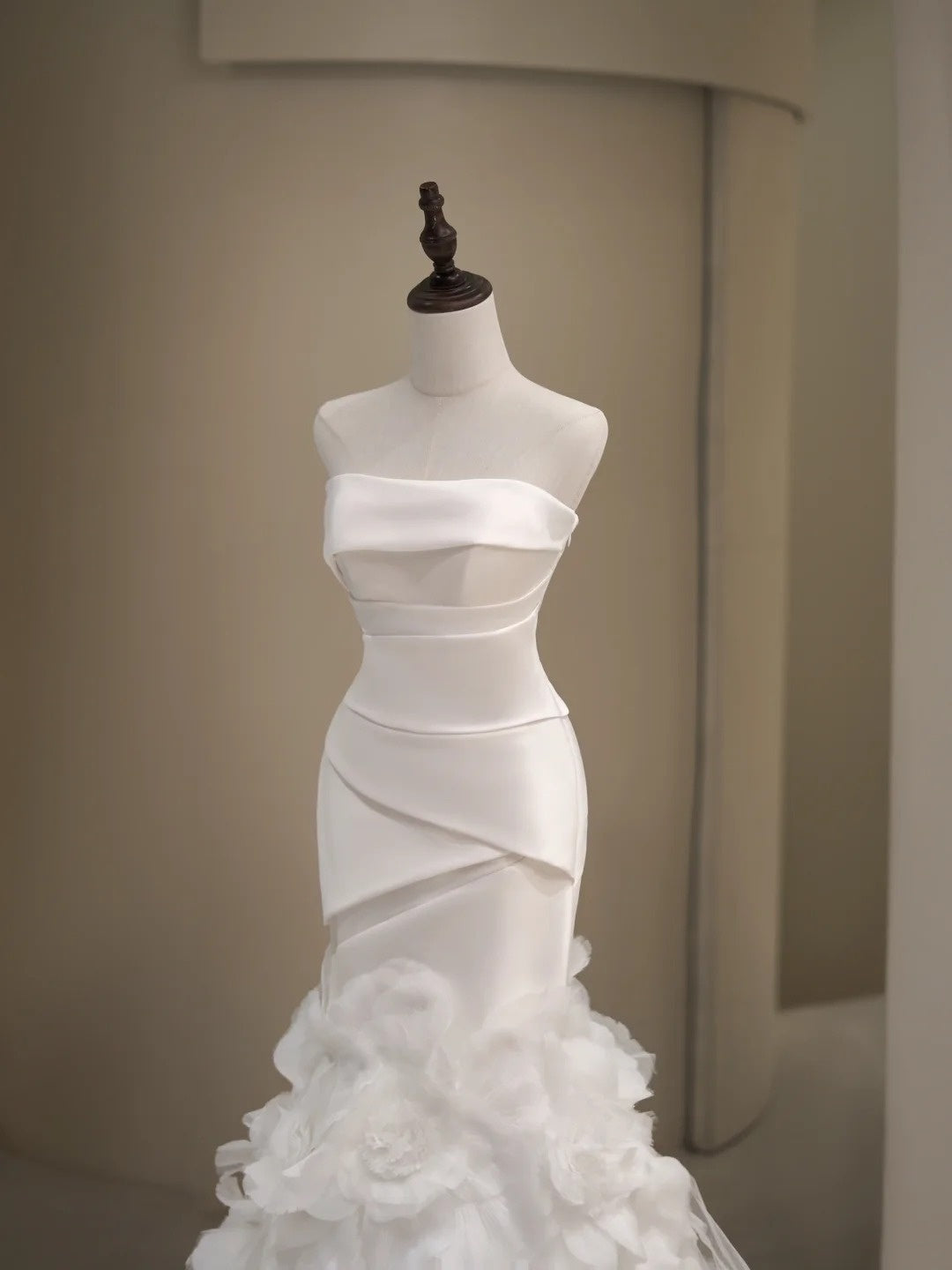 Plain Wedding Dresses Mermaid Strapless White Sleeveless Pleated Brides Dress Fitted Bridal Gowns N229