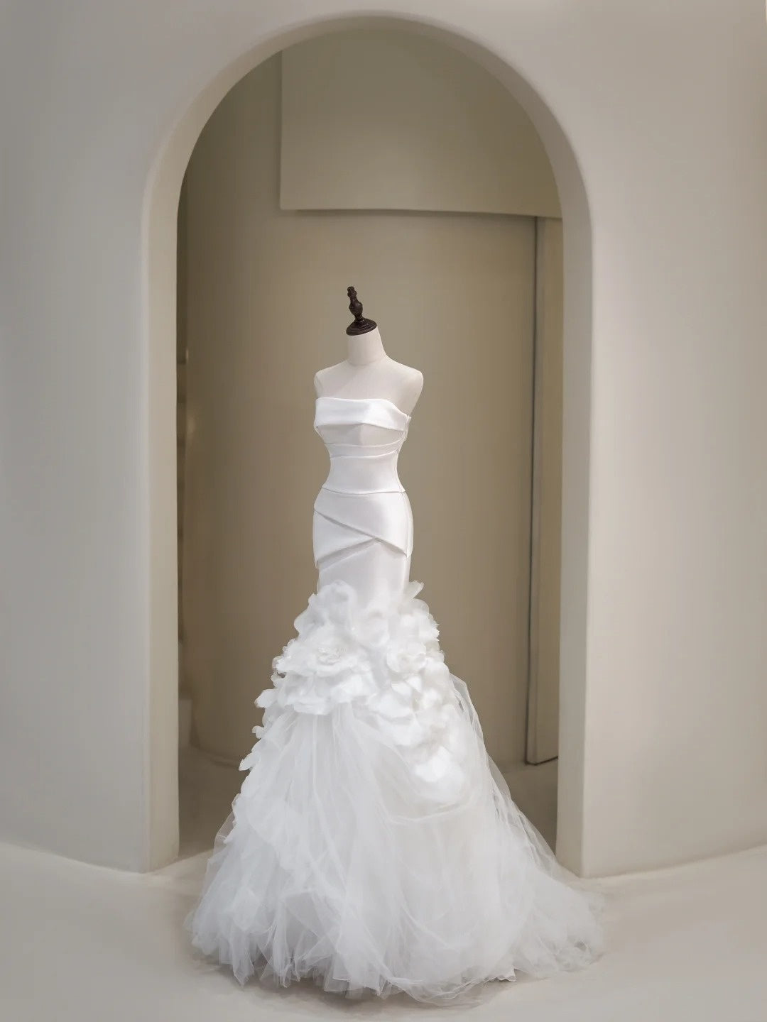 Plain Wedding Dresses Mermaid Strapless White Sleeveless Pleated Brides Dress Fitted Bridal Gowns N229